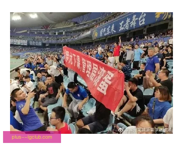 巴黎圣日耳曼球迷聚集王子公园球场外抗议要求俱乐部高层集体辞职